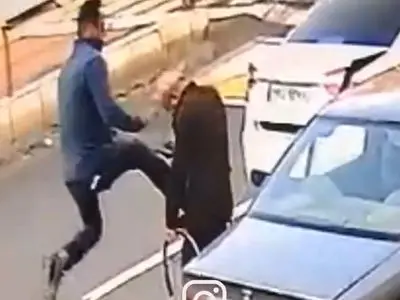 فیلم لحظه حمله یک اوباش به پیرمرد تبریزی / بی رحمانه او را زمین کوبید + توضیحات پسرش 