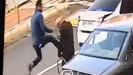 فیلم لحظه حمله یک اوباش به پیرمرد تبریزی / بی رحمانه او را زمین کوبید + توضیحات پسرش 