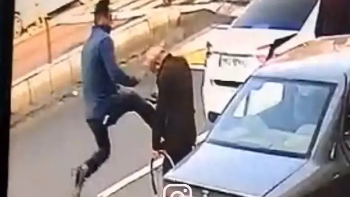 فیلم لحظه حمله یک اوباش به پیرمرد تبریزی / بی رحمانه او را زمین کوبید + توضیحات پسرش