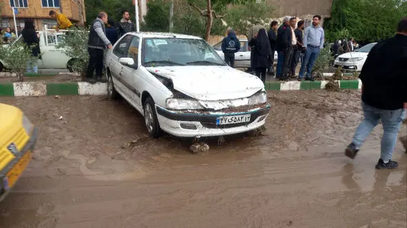 گیر کردن ماشین ها در سیل مشهد