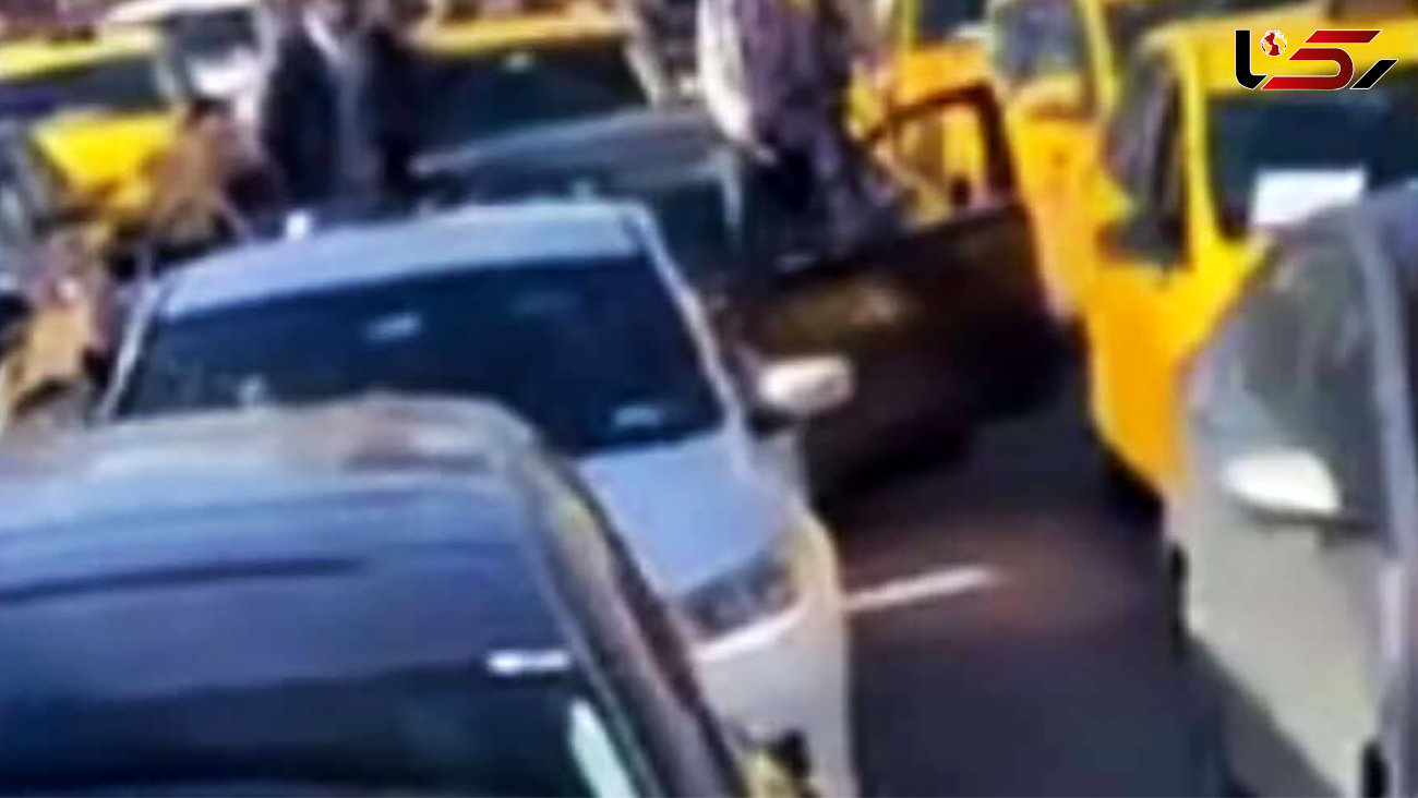 اعتصاب رانندگان تاکسی باعث بسته شدن پل شد + فیلم 