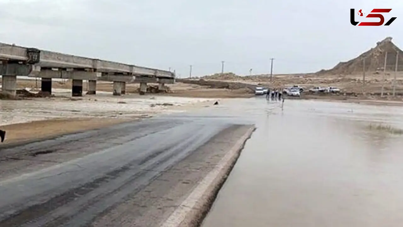 آبگرفتگی گسترده و مسدود شدن راه‌ ها در میناب + فیلم
