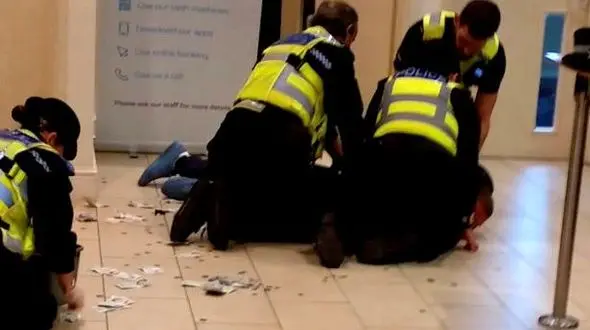 صحنه خنده دار از دستگیر یک مرد در بانک + فیلم و عکس