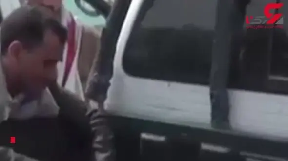 ببینید پدر در کنار جسد قطعه قطعه شده پسرش چه می کند؟!+ تصویر