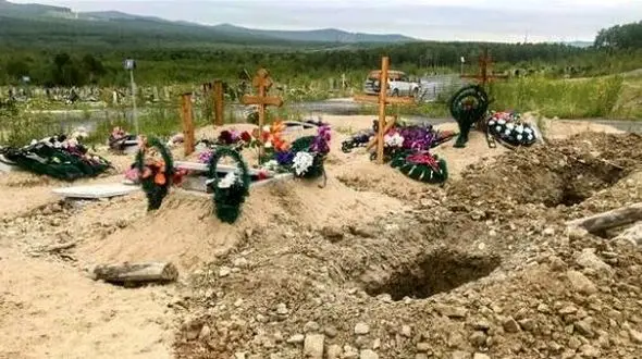 خورده شدن اجساد یک قبرستان توسط خرس / در روسیه رخ داد +عکس عجیب