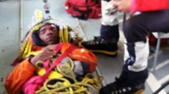 عکس / نجات کوهنورد گرفتار درعلم کوه +عکس