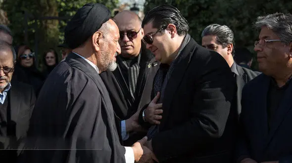 بدرقه غریبانه موزیسین معروف به خانه ابدی با آوازخوانی سالار عقیلی+فیلم
