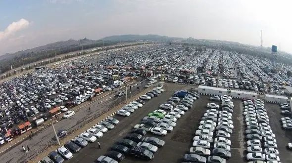 مافیای خودرو کارش را بلد است/خودروها را در پارکینگ نگه داشتند تا با افزایش قیمت وارد بازار کنند