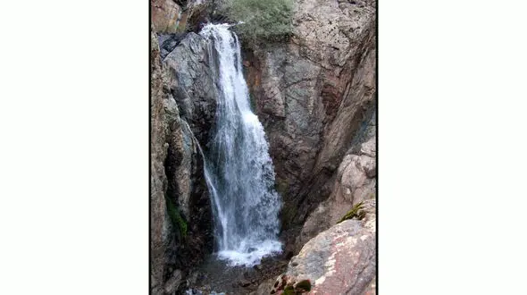 سقوط مرگبار پسر 10 ساله از آبشار نیاسر