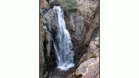 سقوط مرگبار پسر 10 ساله از آبشار نیاسر
