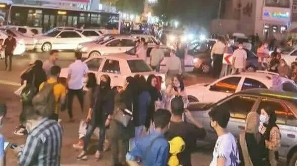 عکس هجوم بندرعباسی ها به خیابان/ از ترس زلزله