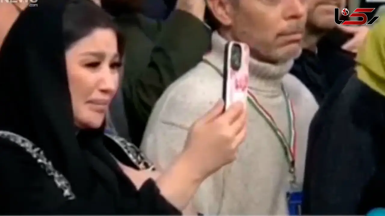 فیلم خوشحالی اشکبار زن لبنانی هنگام گرفتن چفیه از رهبر معظم انقلاب 