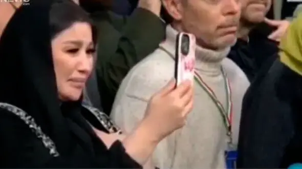 فیلم خوشحالی اشکبار زن لبنانی هنگام گرفتن چفیه از رهبر معظم انقلاب 