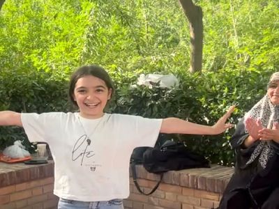 فیلم آواز شاد باش /  آذربایجانین گزل قیزی چه رقص آذری دور تندی رفت فقط ذوق و دستای مادر بزرگ