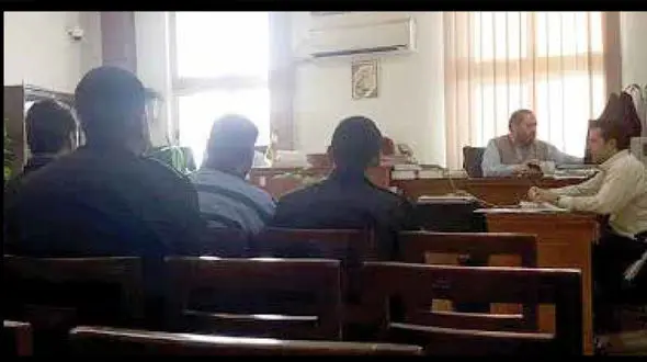 غذا از سطل زباله پیدا می کردم و می خوردم / قاتل مرد دستفروش در دادگاه + عکس