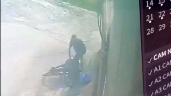 فیلم حمله وحشیانه یک زورگیر به پیرمرد قائمشهری / پلیس 24 ساعته بازداشتنش کرد 