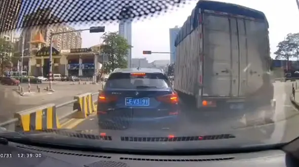 لحظه تصادف مرد موتور سوار در حال پیامک دادن با گوشی+فیلم