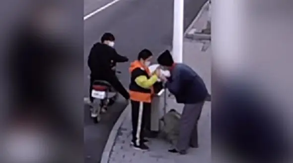 اقدام دیدنی پسر جوان با پیرمرد ضایعاتی + فیلم