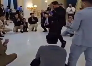 فیلم آواز شاد / رقص آقا داماد وسط حلقه رفیقاش با آهنگ محلی و ذوقیدن دوستاش ...