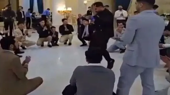 فیلم رقص آقا داماد وسط حلقه رفیقاش با آهنگ محلی 