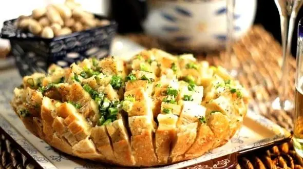 نان پنیری با طعم پیازچه دلچسب ترین عصرانه بهاری