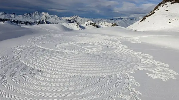 تصاویر/ اشکال هندسی مسحورکننده بر روی دریاچه‌های یخ‌زده 