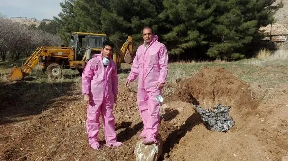 مرگ مرموز 5 هزار کبوتر در اسلام آباد غرب + عکس دفن لاشه ها با لباس مخصوص