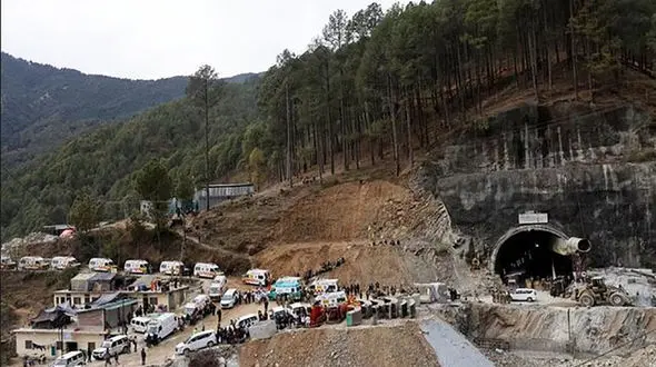 معجزه برای 41 کارگر حبس شده زیر آوار یک تونل / پس از 17 روز زنده بیرون آمدند