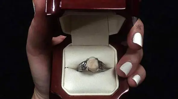 عجیب ترین حلقه ازدواج دنیا / دندان عقل داماد نگین حلقه عروس شد +عکس 