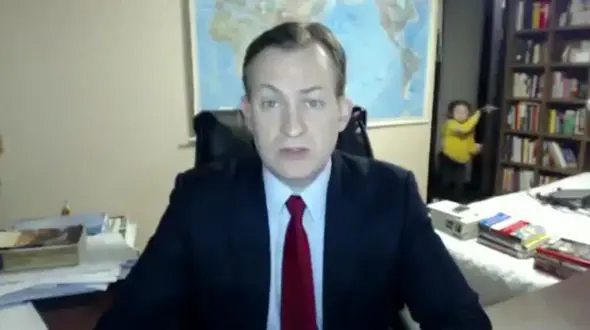 ببینید بچه ها با پدر جلوی دوربین بی بی سی چه کردند ! +فیلم