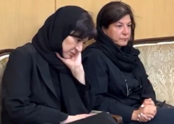 نگاهی به میز عزای پر طمطراق و لاکچری مادر ریما رامین فر با حضور امیرحسین رستمی،جواد عزتی، هوتن شکیبا، گلاره عباسی و .../ از باکس های میوه تا حلوای زعفرانی