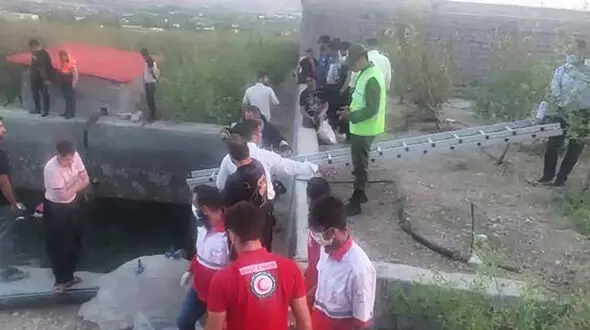 2 کشته در شیرجه خودرو به استخر در دماوند تهران+ عکس