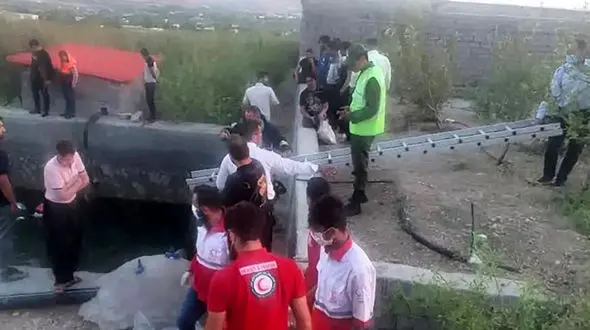 2 کشته در شیرجه خودرو به استخر در دماوند تهران+ عکس