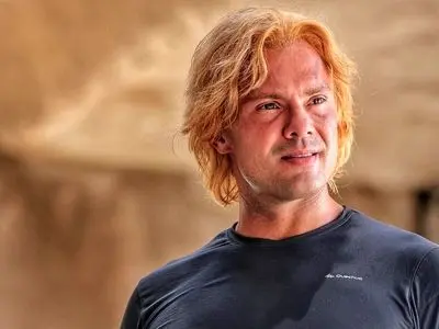 تیپ و استایل بازیگر بور و چشم رنگی برزیلی فیلم مرد عینکی در ایران / جذابتر از فیلم ظاهر شد+ بیوگرافی از تحصیل در رشته روانشناسی تا بازی در فیلم های ایرانی