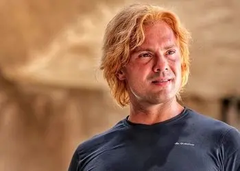 تیپ و استایل بازیگر بور و چشم رنگی برزیلی فیلم مرد عینکی در ایران / جذابتر از فیلم ظاهر شد+ بیوگرافی از تحصیل در رشته روانشناسی تا بازی در فیلم های ایرانی