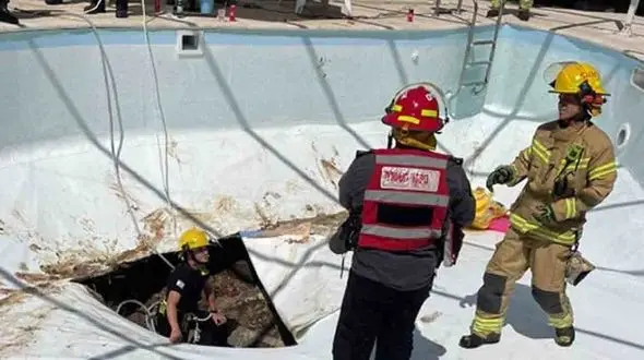 فیلم وحشت آور از سوراخ بزرگ استخر روباز که شناگر را بلعید / زمین دهان باز کرد!