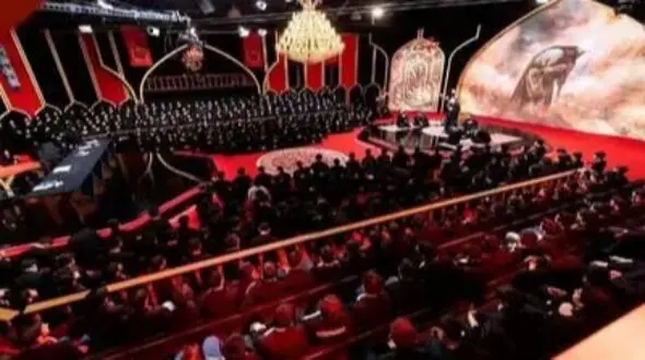 مداحی باشکوه و معصومانه کودک در حسینیه معلی که اشک همه را در آورد!