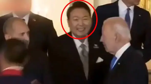 فیلم / بی محلی جو بایدن به رییس جمهور کره جنوبی حاشیه ساز شد