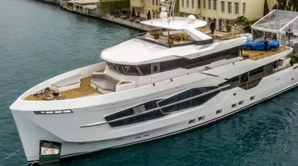 تصاویری از یک قایق تفریحی با بدنه فولادی را ببینید