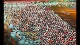 طولانی‌ترین ترافیک تاریخ /  ۱۲ روز حبس در جاده بدون غذا و سرویس بهداشتی / فیلم و عکس