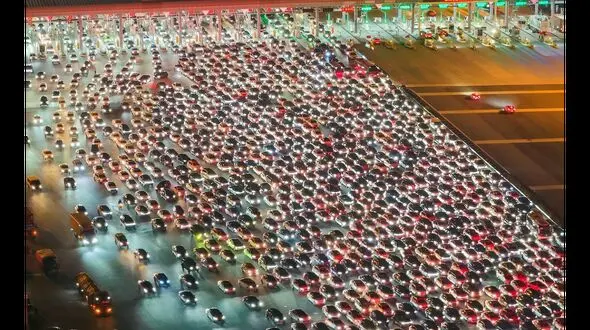 طولانی‌ترین ترافیک تاریخ /  ۱۲ روز حبس در جاده بدون غذا و سرویس بهداشتی / فیلم و عکس