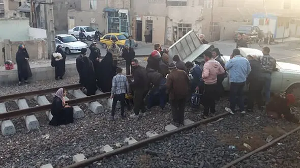  عکس پرس شدن وانت در تصادف با قطار / 6 زن و مرد شوکه در صحنه