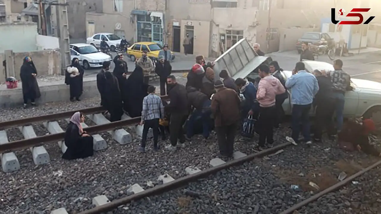  عکس پرس شدن وانت در تصادف با قطار / 6 زن و مرد شوکه در صحنه