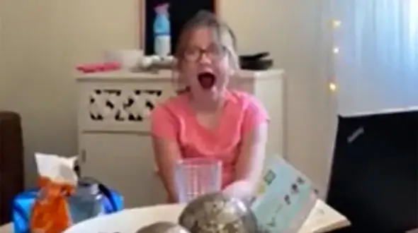 شوخی جالب پدر خلاق با دختران دانش آموزش! + فیلم