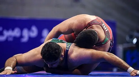 از قهرمان کشتی جهان با اهدای قابلمه تقدی کردند!