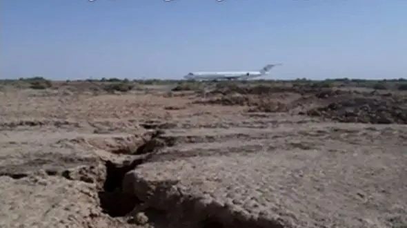 نزدیک شدن شکاف‌ها خطرناک به باند فرودگاه بین‌المللی اصفهان/ مسئولان با خاک روی شکاف ها سرپوش می گذارند! +عکس