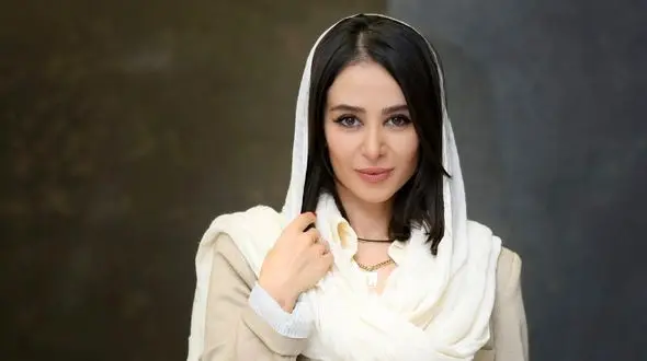 رژ لب و لاک قرمز الناز حبیبی یک جلیقه قرمز کم داشت که تکمیل شد!