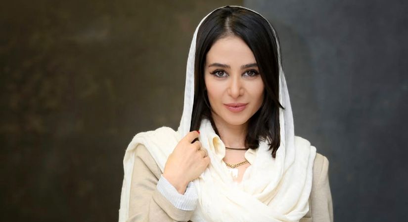 رژ لب و لاک قرمز الناز حبیبی یک جلیقه قرمز کم داشت که تکمیل شد!
