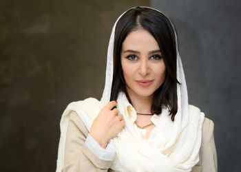 رژ لب و لاک قرمز الناز حبیبی یک جلیقه قرمز کم داشت که تکمیل شد!