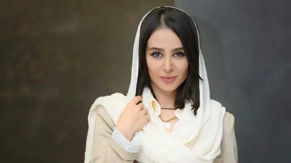 رژ لب و لاک قرمز الناز حبیبی یک جلیقه قرمز کم داشت که تکمیل شد!